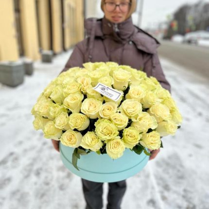 Большой букет из 101 белой розы в шляпной коробке "101 снежинка"